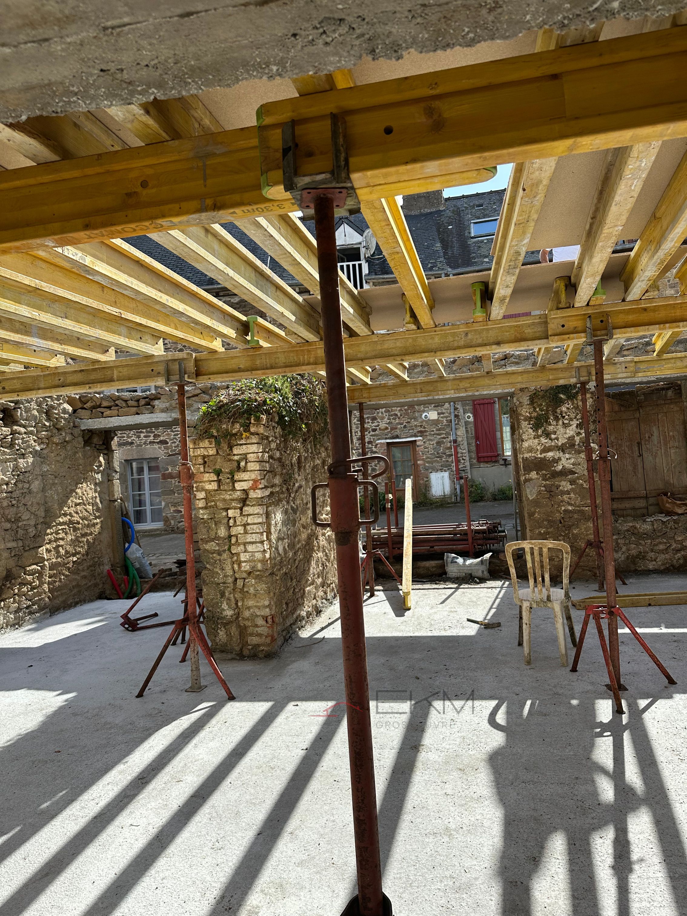 Rénovation pierre et plancher à Châteauneuf d'Ille-et-Vilaine — EKM Gros Œuvre
